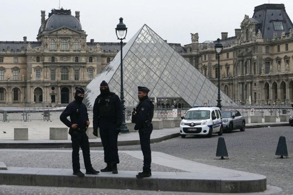 Louvre : une galerie fermée d’urgence pour cause de poutres fragilisées / DIMITAR DILKOFF