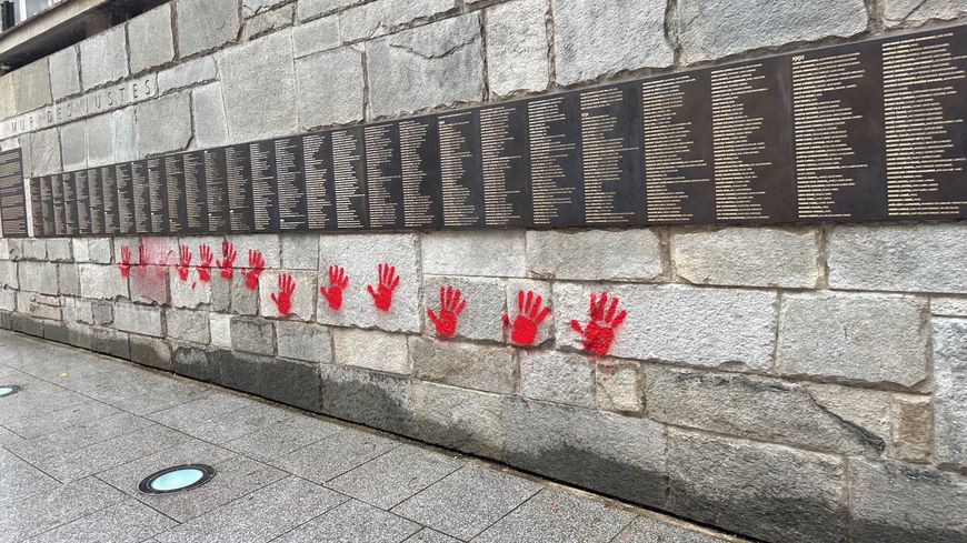 Vandalisme ou manipulation ? Le procès des “mains rouges” du Mémorial de la Shoah / Radio France
