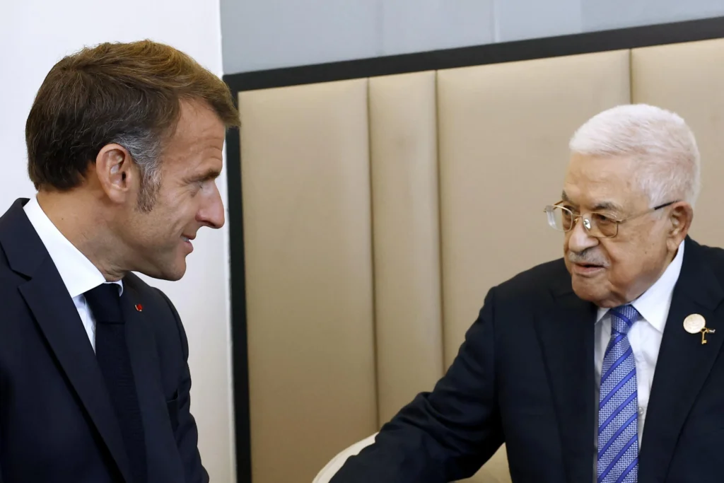 Diplomatie sous tension: Macron reçoit Mahmoud Abbas après la reconnaissance de l’État palestinien / Le Parisien