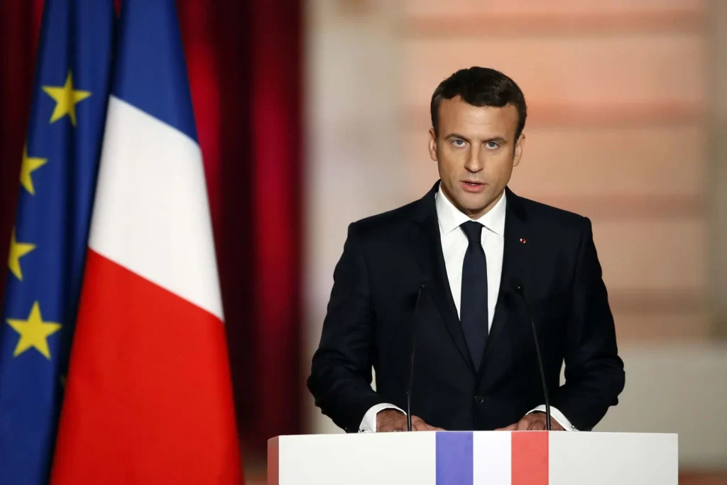 Guerre en Ukraine : "pas de paix sans les Ukrainiens", rappelle Emmanuel Macron / Britannica