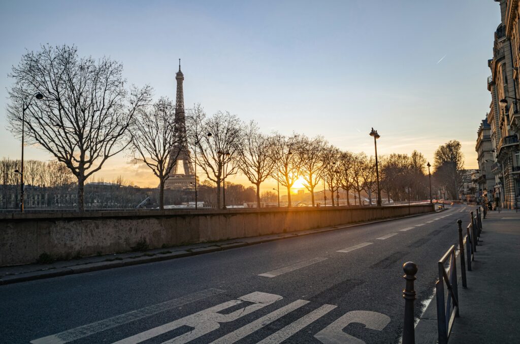 «Avec moi, Paris sera propre !» — Rachida Dati rejoint les éboueurs, la gauche critique comme «démagogie» / unsplash