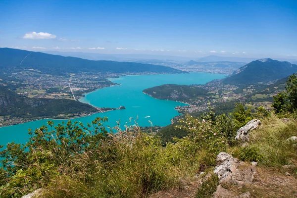 Annecy — une alternative paisible à Venise au cœur des Alpes : ce qui rend la ville célèbre / depositphotos