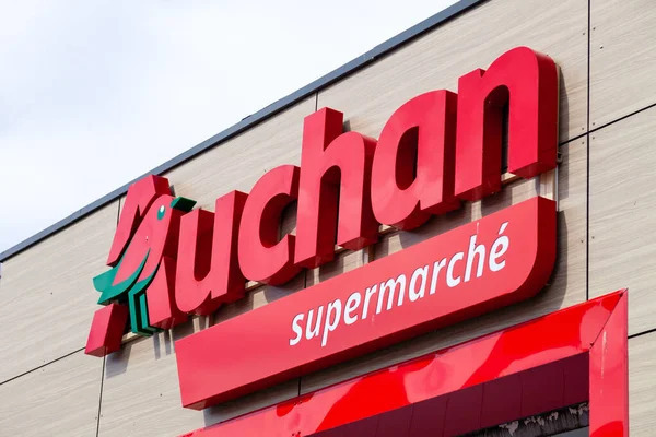 Intermarché et Netto se préparent à reprendre plusieurs centaines de supermarchés Auchan en France / depositphotos