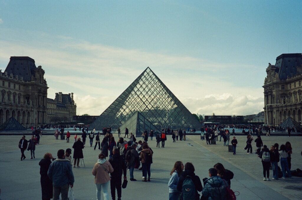 Après le vol au Louvre, des failles critiques ont été détectées dans le système de sécurité : le mot de passe était le nom du musée / unsplash