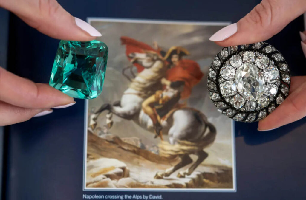 Une broche en diamant de Napoléon vendue aux enchères à Genève pour plus de 3,5 millions de francs suisses / AP