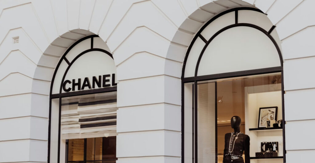 À Paris, des inconnus ont tenté d’enfoncer la boutique Chanel avec des scooters, mais sont repartis bredouilles / Unsplash