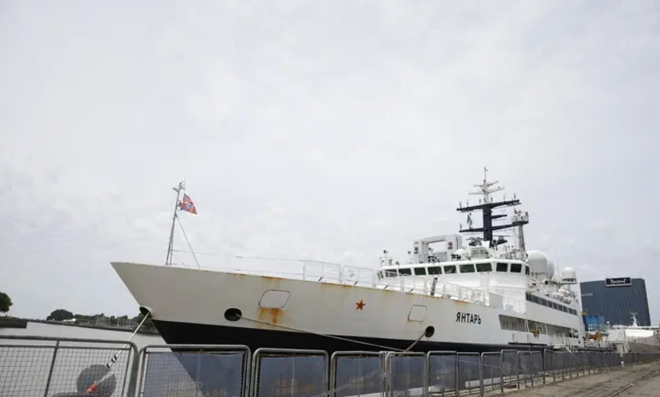 Le navire espion russe “Yantar” menace les pilotes britanniques avec des lasers / epa