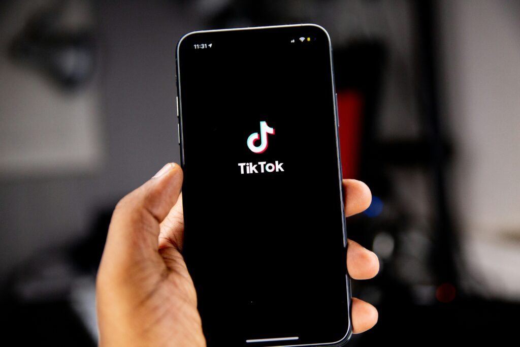 La France ouvre pour la première fois une enquête pénale contre TikTok pour mise en danger des mineurs / unsplash