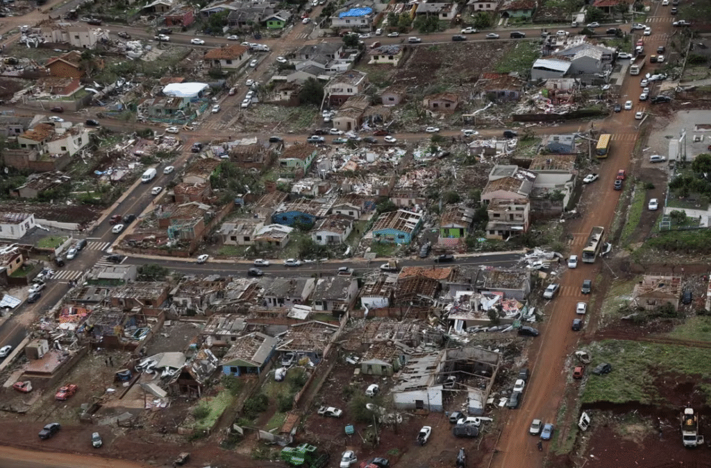 Apocalypse au Parana : vents à 250 km/h, morts, blessés et ville dévastée / Le Monde