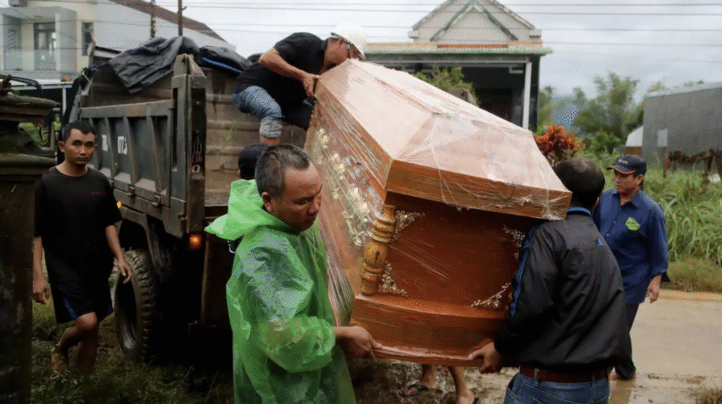 Crise climatique au Vietnam : 90 morts et des régions entières paralysées / France 24