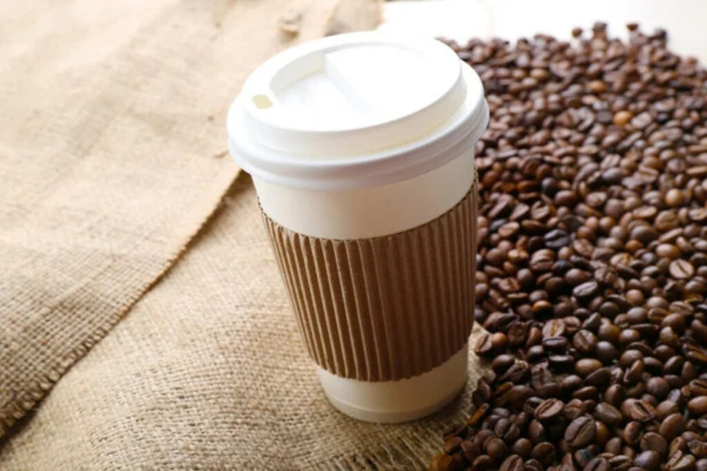 La France reporte l’interdiction des gobelets plastiques jetables à 2030 / depositphotos