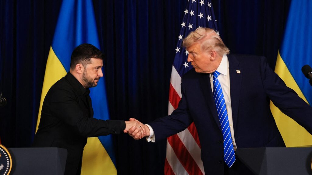 Ukraine et États-Unis : Zelensky et Trump ouvrent la voie à une paix sécurisée, mais les risques demeurent / AFP