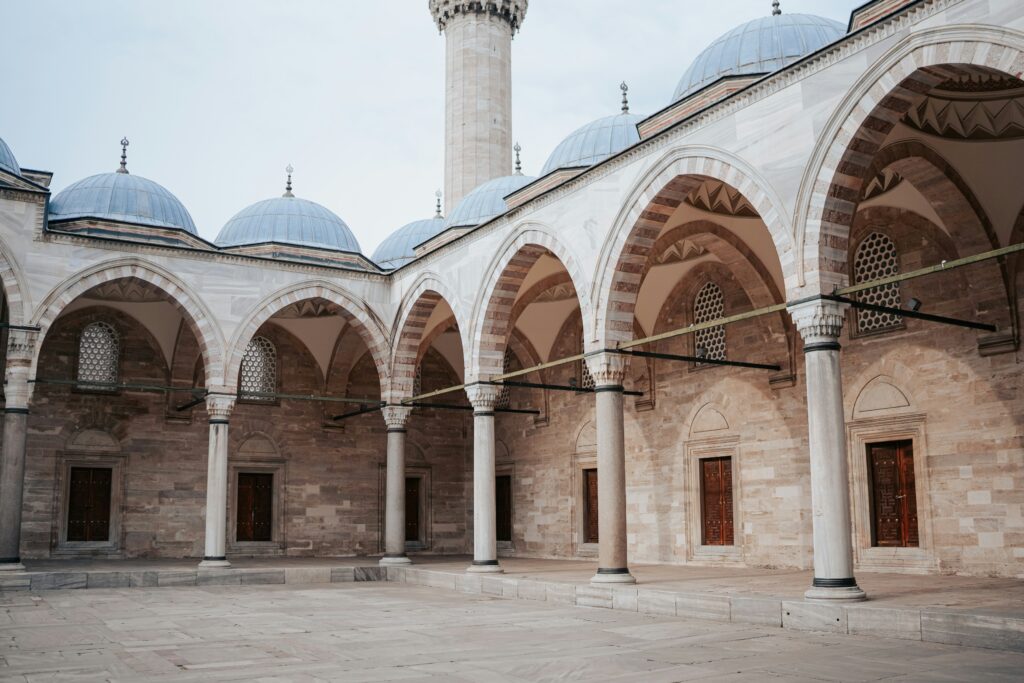 Paris réagit vivement à l’attentat contre une mosquée en Syrie / unsplash