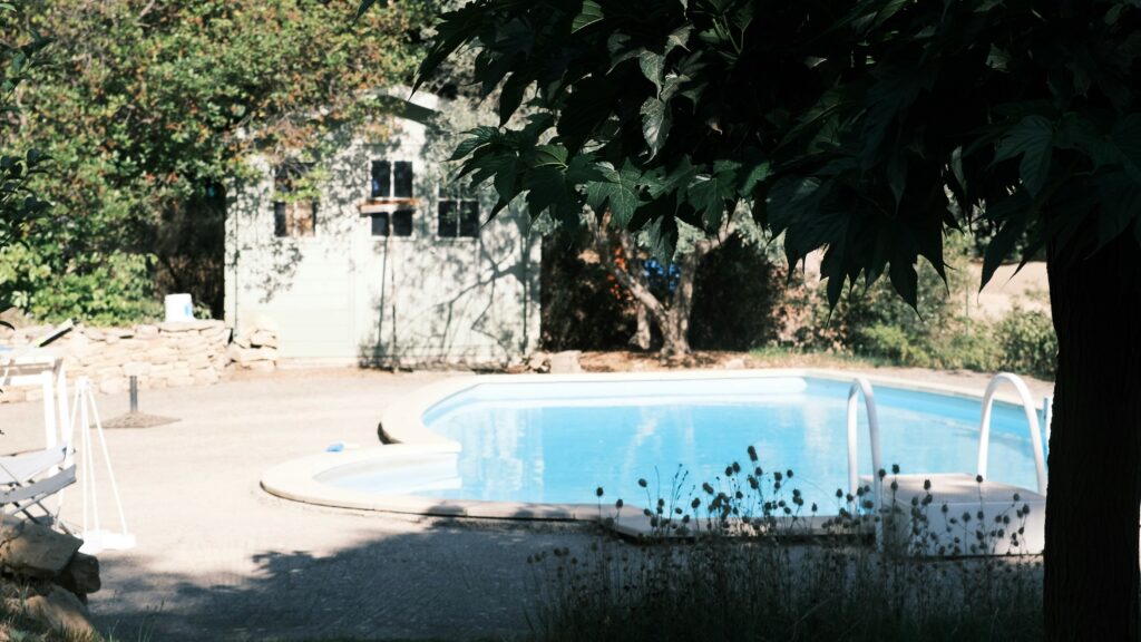 Trois morts après la chute d’une voiture dans une piscine privée dans le sud de la France : la piste du protoxyde d’azote examinée / unsplash