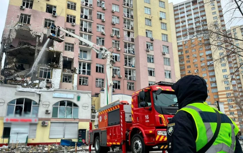 Attaque aérienne à Kyiv dans la nuit du 27 décembre : dégâts, incendies et victimes / Service national des situations d'urgence de l'Ukraine