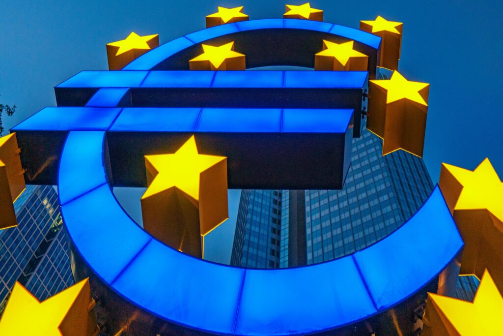 Eurostat rassure Paris et Rome : la participation au prêt pour l’Ukraine n’alourdira pas leur dette publique / unsplash