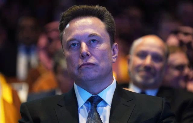 Musk lâche une bombe à Davos : “L’IA dépassera l’humanité d’ici 2030” / 20 heures