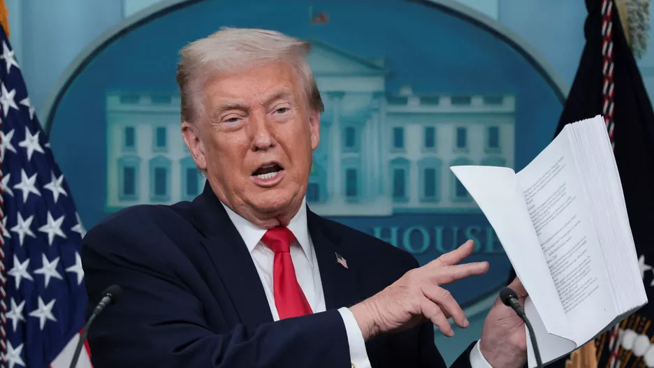 Trump menace l’Europe : surtaxes douanières et bras de fer explosif sur le Groenland / Le Figaro