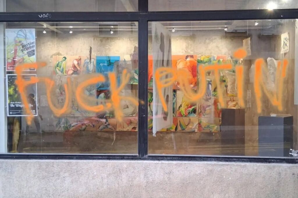 À Paris, des images sont apparues sur la façade de la galerie de la fille de Poutine / Paris Match