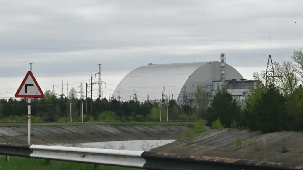 Alerte à Tchernobyl : la centrale privée d’électricité après des frappes / BFM