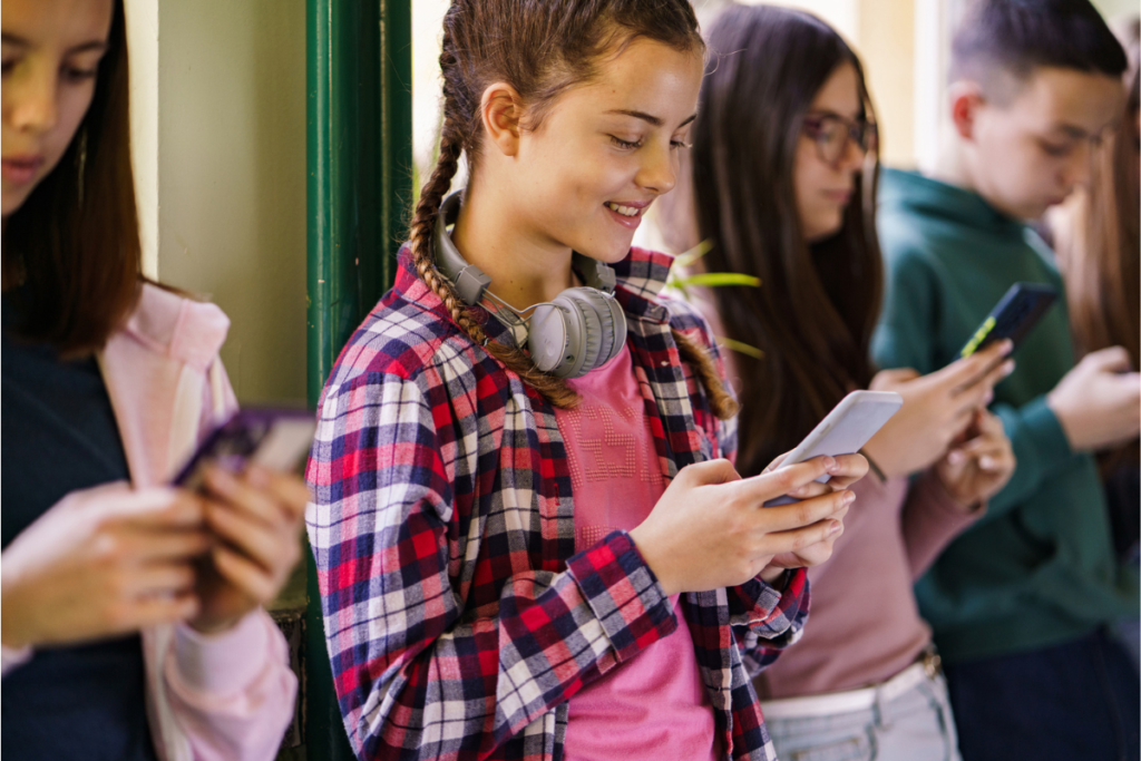 Réseaux sociaux : l'interdiction pour les moins de 15 ans en France débattue à l’Assemblée nationale / Toute L'Europe