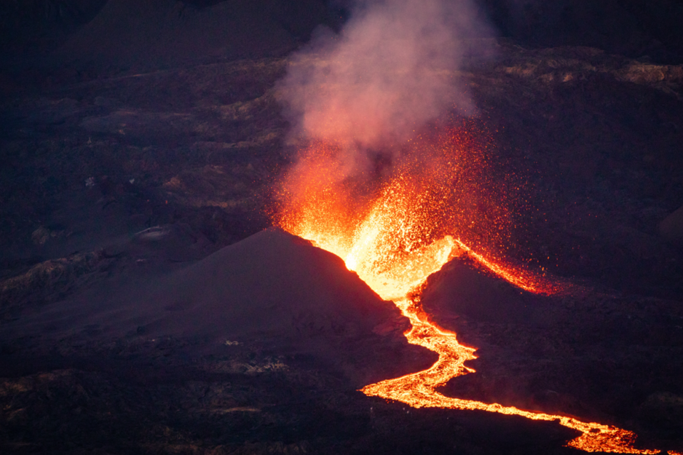La Réunion : le Piton de la Fournaise se réveille et entre en éruption / Actu.fr