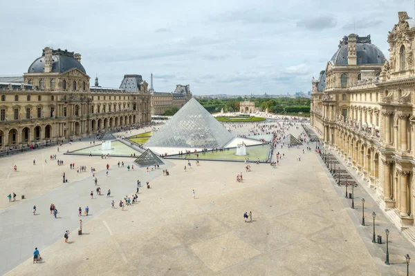 Le musée du Louvre à Paris fermé en raison d’une grève du personnel / depositphotos