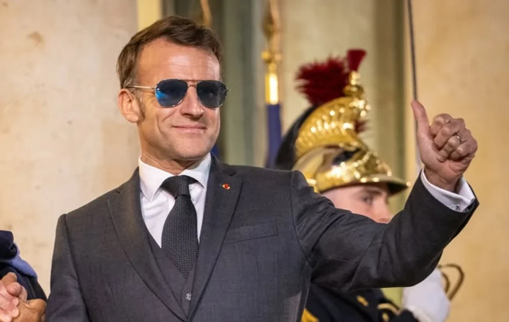 L’image de Macron à Davos devient virale sur les réseaux sociaux / Instagram