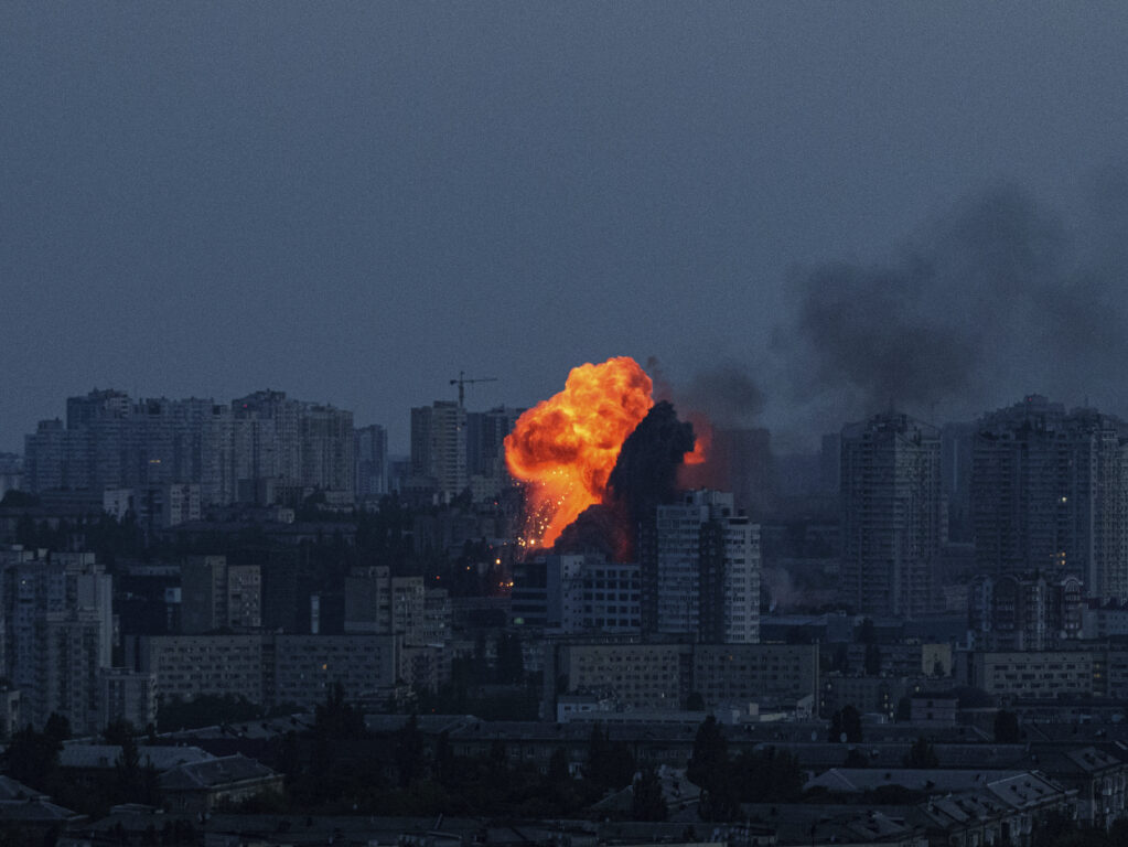 Attaque massive à Kiev avant les 4 ans de la guerre / Radio Lac