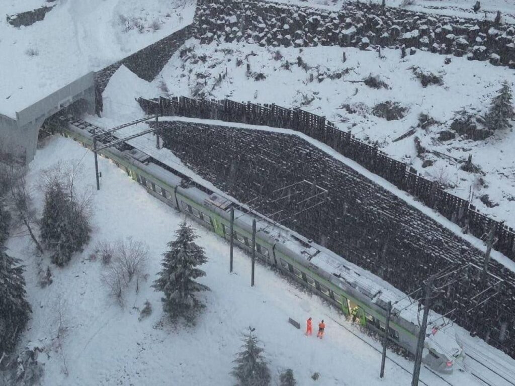 Un train déraille en Suisse après une avalanche dans le canton du Valais / police de Valais