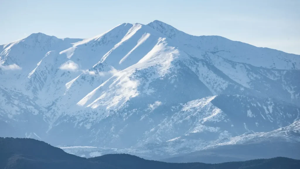 Jusqu'à 2,35 mètres de neige : les Pyrénées pulvérisent les records / BFM