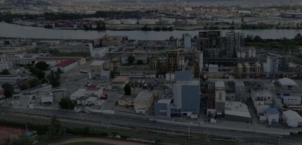 Près de Lyon, près de 200 citoyens poursuivent Daikin Chemicals et Arkema pour pollution aux PFAS / France 2