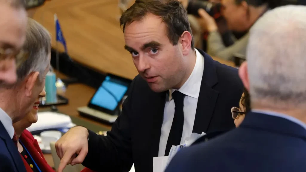 Le gouvernement Le Cornu surmonte les motions de censure grâce à la réforme énergétique / depositphotos