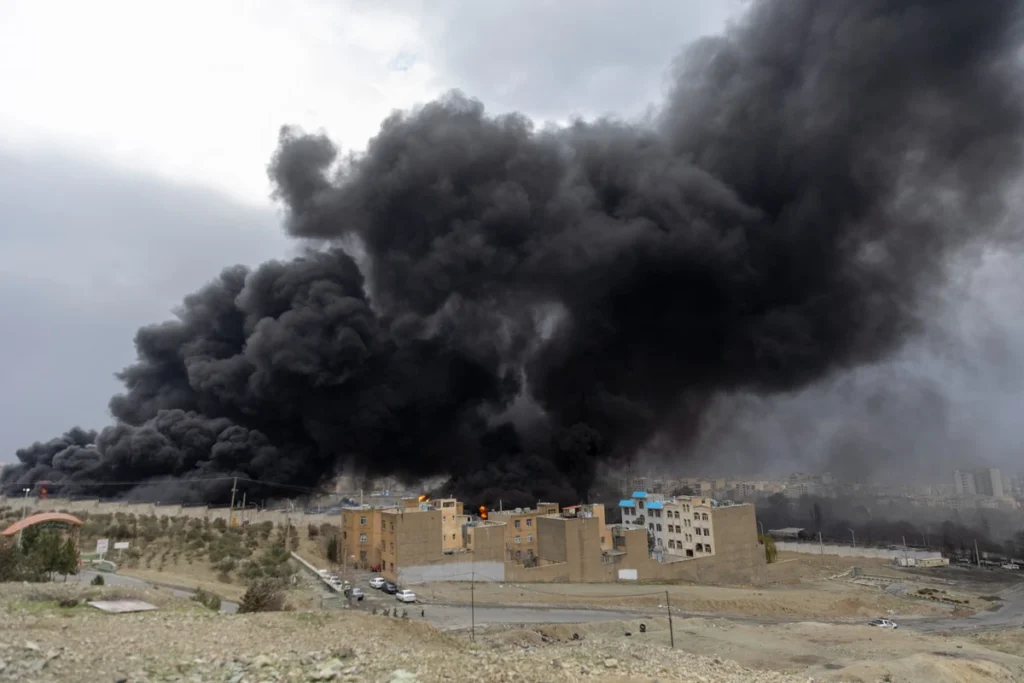 Après des frappes contre des installations pétrolières, des précipitations contaminées tombent sur Téhéran / getty images
