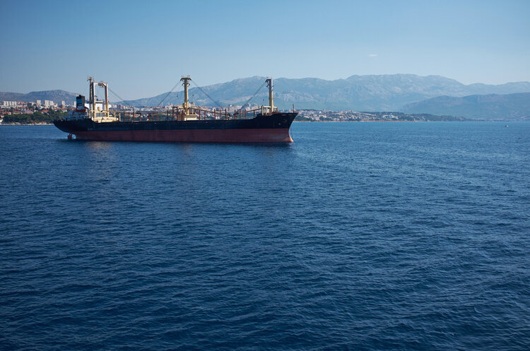 Neuf pays de l’UE appellent à des mesures urgentes face à la dérive d’un méthanier russe / depositphotos