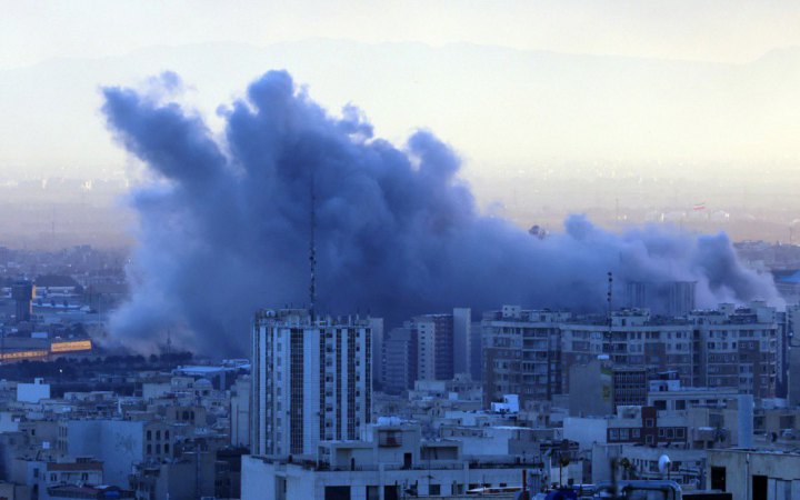 Macron appelle à un moratoire sur les frappes contre les infrastructures civiles au Moyen-Orient / AP