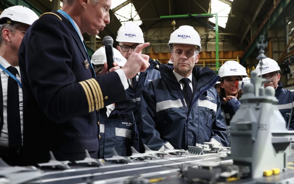 La France construit un nouveau porte-avions nucléaire : Macron annonce le nom et le calendrier / AP