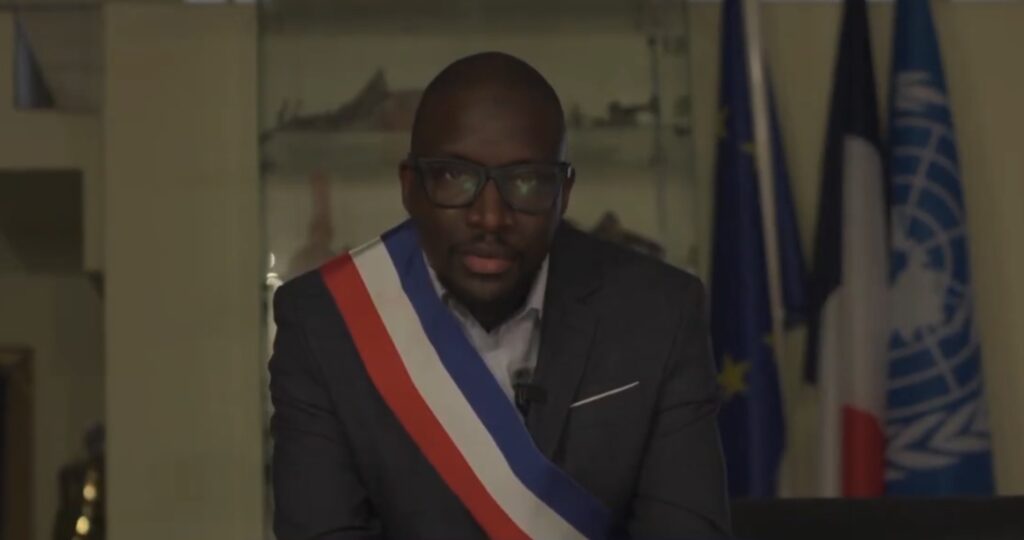 Le maire d’une ville française modifie la légende d’une vidéo après un scandale / x.com Aly D