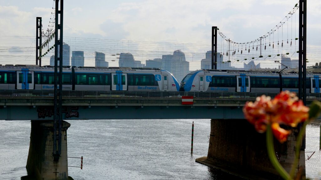 La SNCF au cœur d’une polémique après la diffusion d’un guide de l’élégance pour les employés du TGV / unsplash