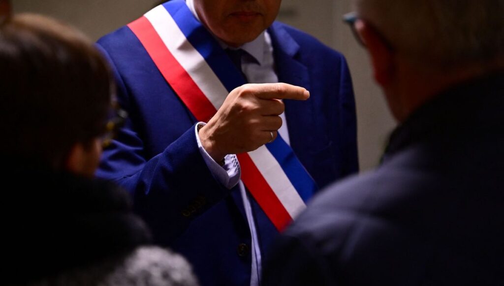 Alors que son mandat débute, un maire augmente fortement son indemnité / Radio France