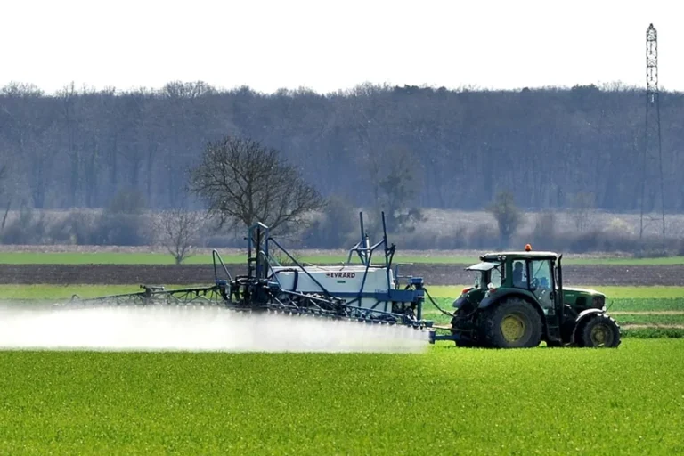 Pesticides et cancer une étude majeure révèle un lien à grande échelle / L'Écho Républicain