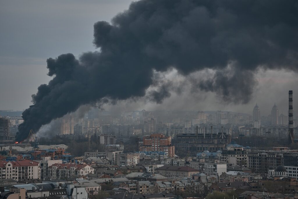 Frappe massive de la Russie sur Kyiv : un enfant parmi les morts, des dizaines de blessés / Service national des situations d'urgence de l'Ukraine