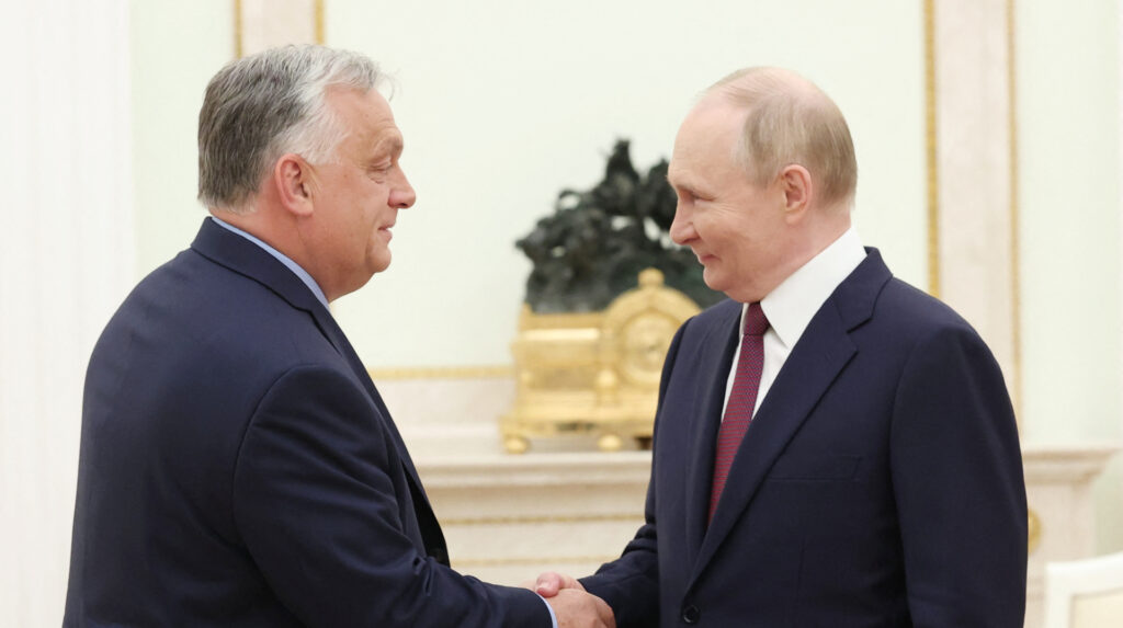 La France condamne les contacts entre les ministres des Affaires étrangères de la Hongrie et de la Russie / AP