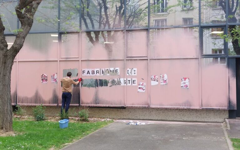 À Paris, des vandales ont attaqué une école de journalisme en raison de ses liens avec le monde des affaires / LP