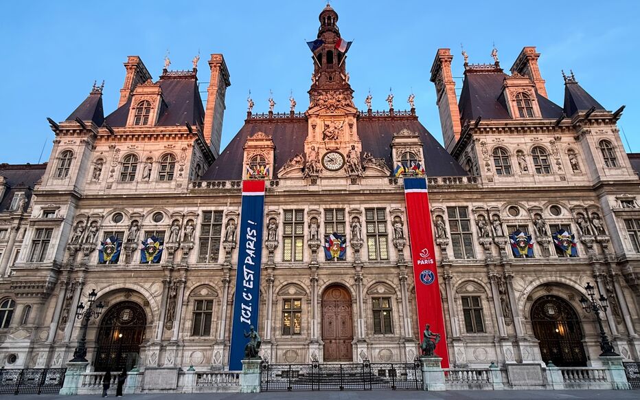 Paris soutient le PSG : l’Hôtel de Ville décoré avant le match contre le Bayern / LP