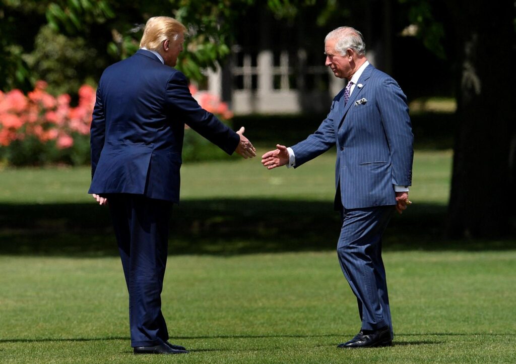 La diplomatie informelle à la Maison-Blanche : comment la conversation entre Trump et Charles III reflète les tensions de la politique mondiale / US Politics