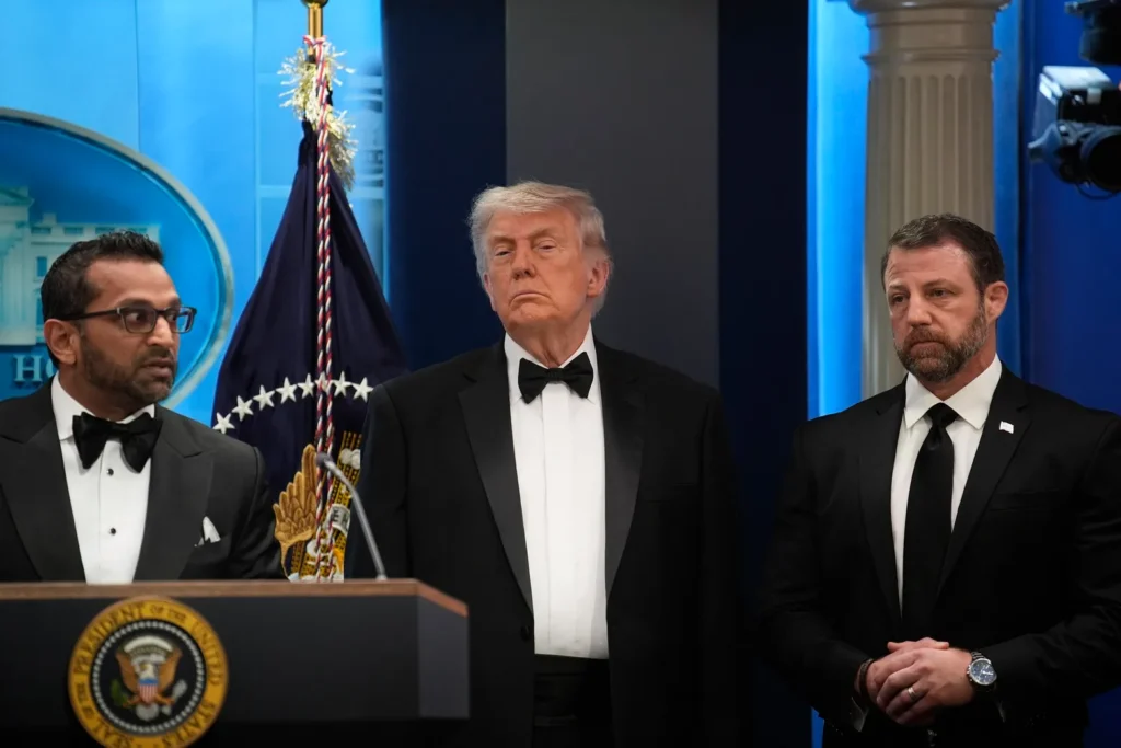Les dirigeants européens réagissent à la fusillade à Washington : Macron et Merz condamnent l’attaque / AP