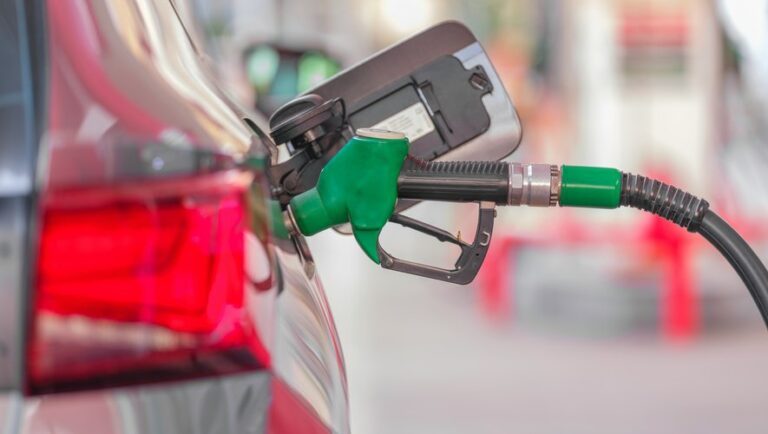 Carburants : le gouvernement prépare de nouvelles aides face à la flambée / L'indépendant