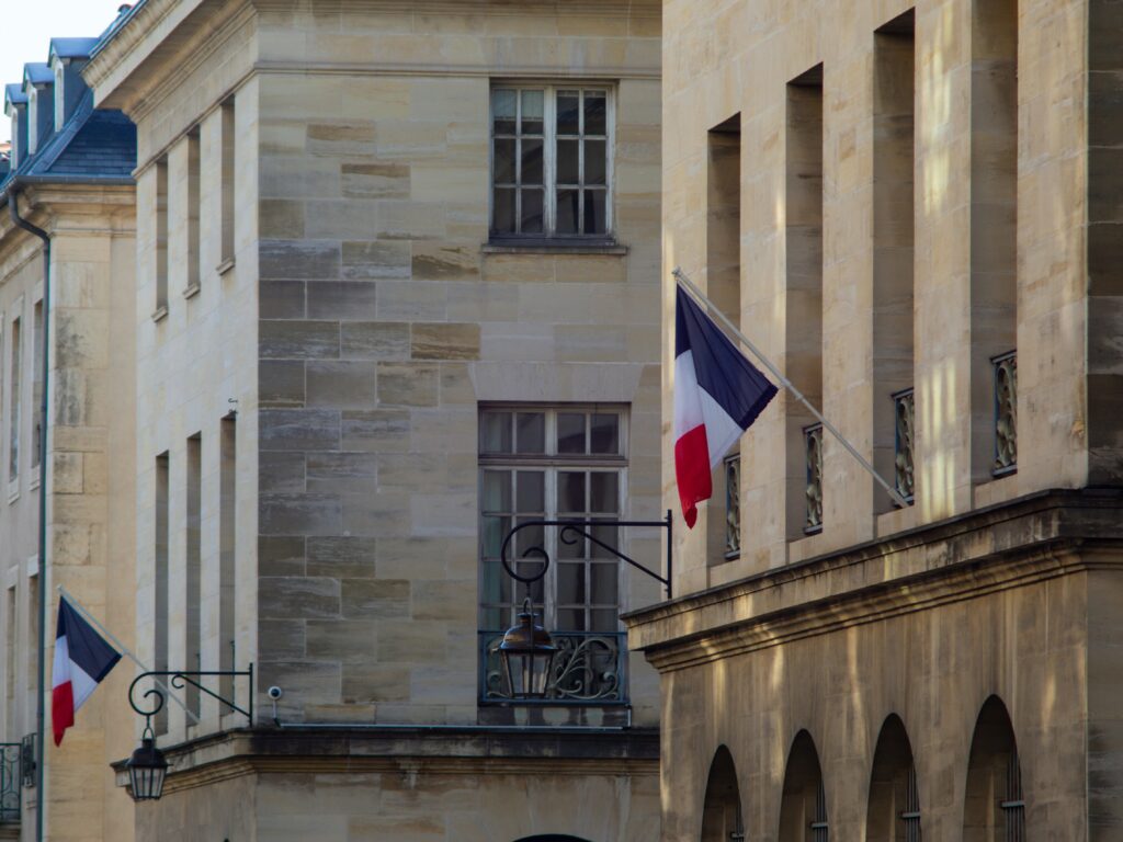 En France la controverse parlementaire s’intensifie autour du travail des entreprises le 1er mai / unsplash