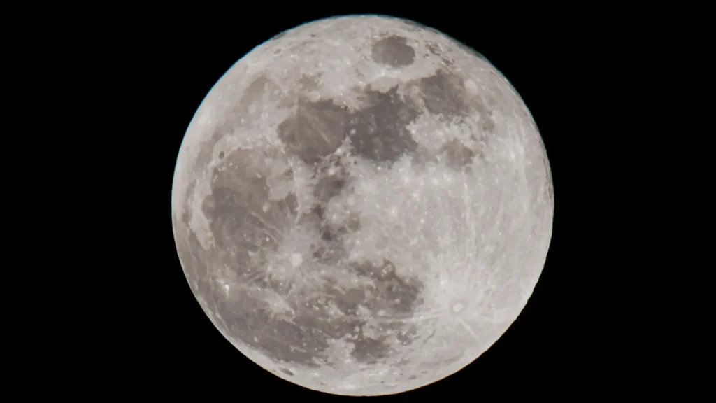 Lune : les astronautes découvrent un paysage jamais vu ainsi / BFMTV